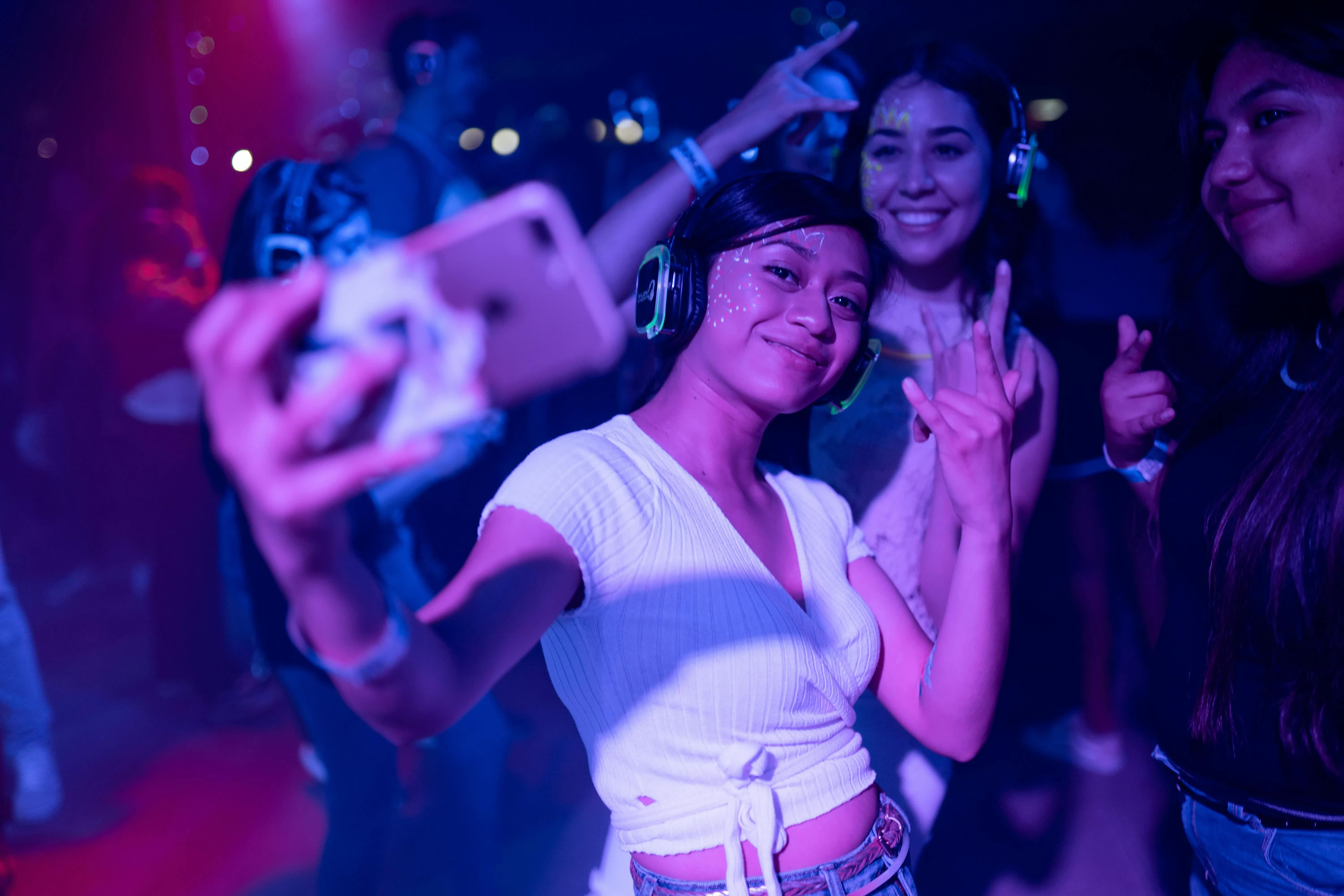 Silent disco party Budapest - Fiatalok buliznak fejhallgatóval